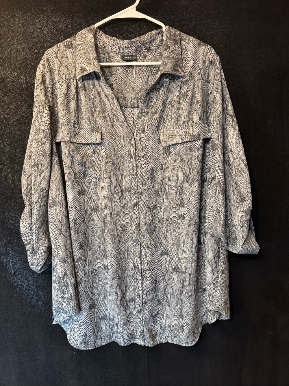 Torrid Womens Size 4 4X Snakeskin Snake Print Blouse Top Gray Black Plus Size